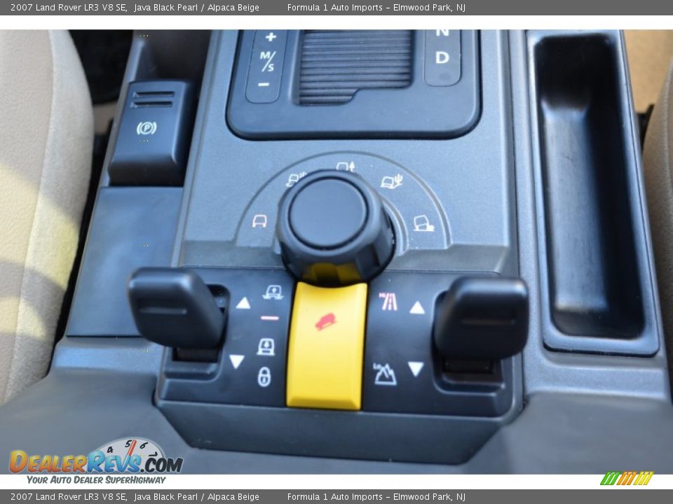 Controls of 2007 Land Rover LR3 V8 SE Photo #17
