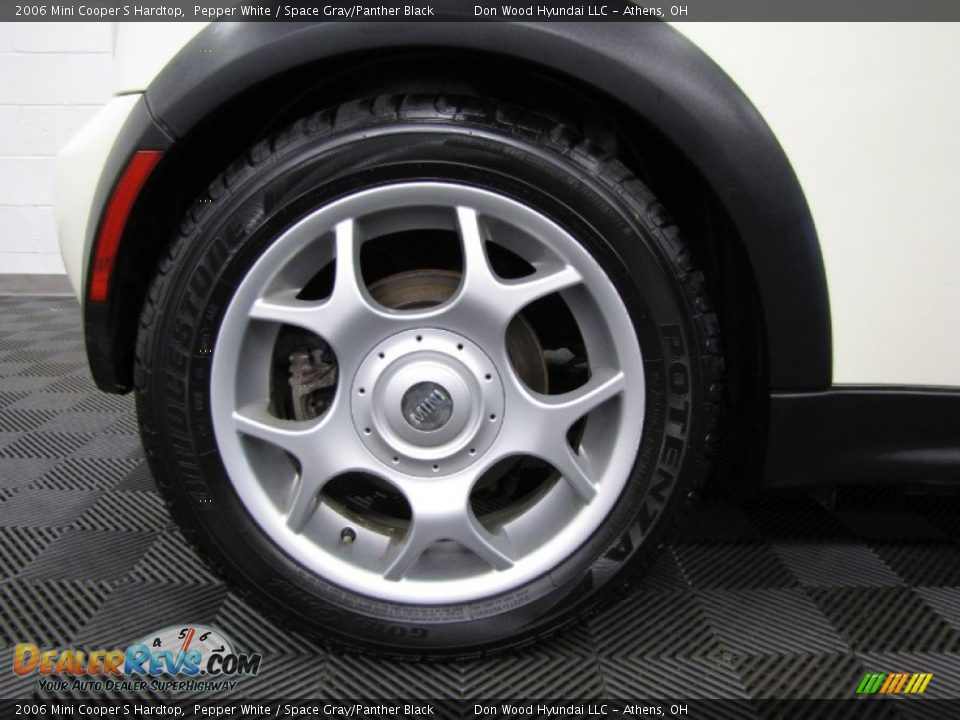 2006 Mini Cooper S Hardtop Pepper White / Space Gray/Panther Black Photo #23