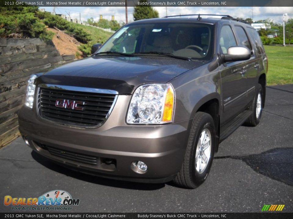 Front 3/4 View of 2013 GMC Yukon SLE Photo #1