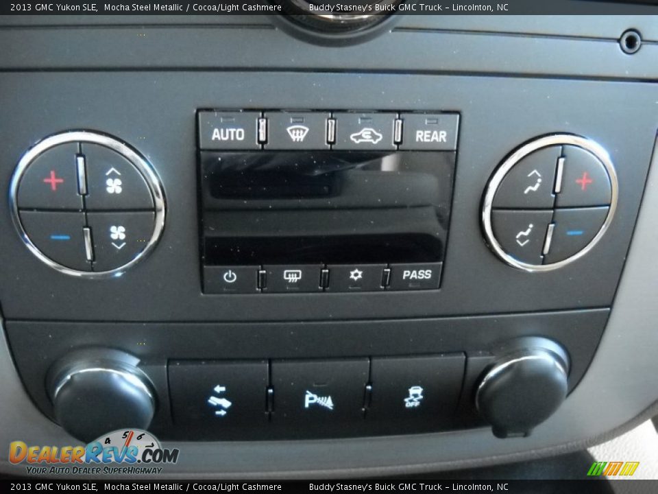 Controls of 2013 GMC Yukon SLE Photo #20