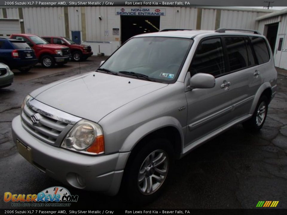 2006 Suzuki XL7 7 Passenger AWD Silky Silver Metallic / Gray Photo #4