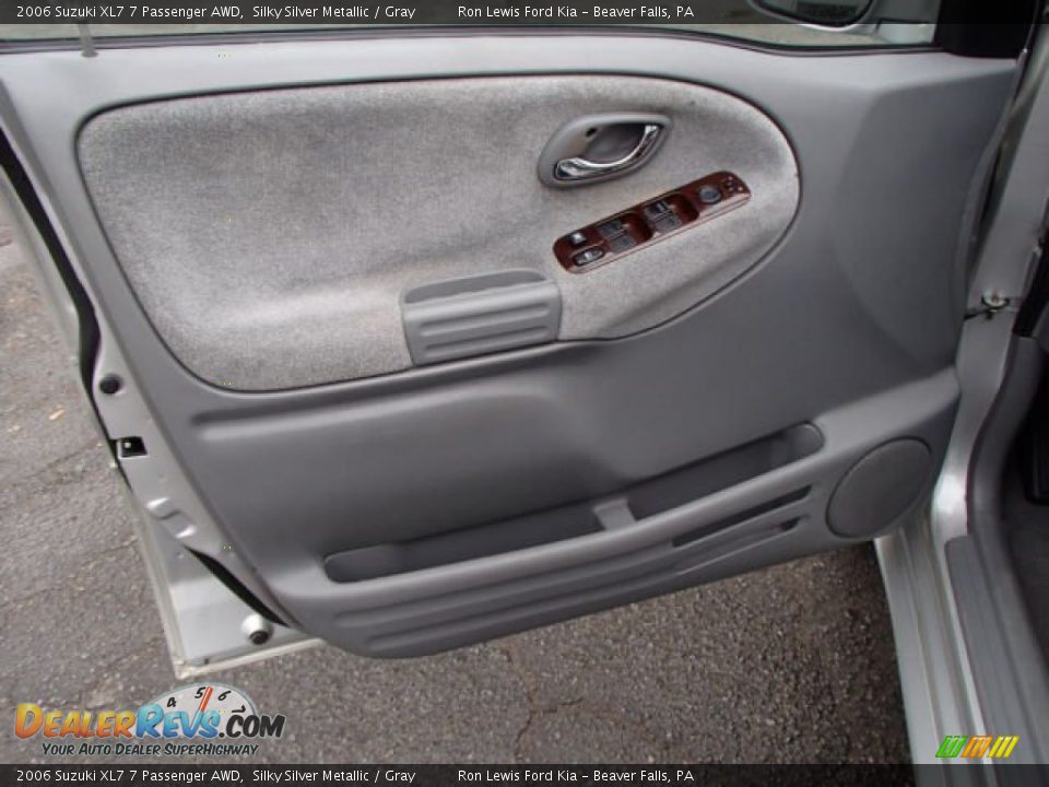 2006 Suzuki XL7 7 Passenger AWD Silky Silver Metallic / Gray Photo #12