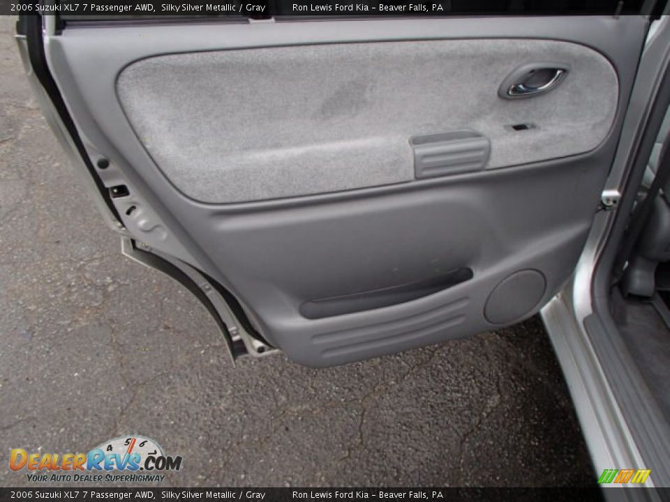 2006 Suzuki XL7 7 Passenger AWD Silky Silver Metallic / Gray Photo #14