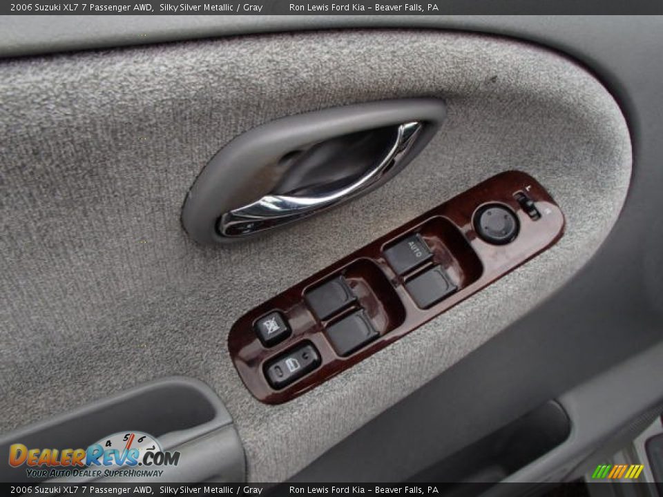 2006 Suzuki XL7 7 Passenger AWD Silky Silver Metallic / Gray Photo #15