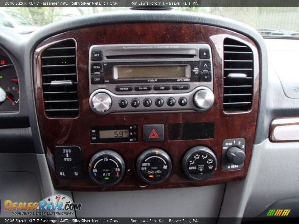 2006 Suzuki XL7 7 Passenger AWD Silky Silver Metallic / Gray Photo #16