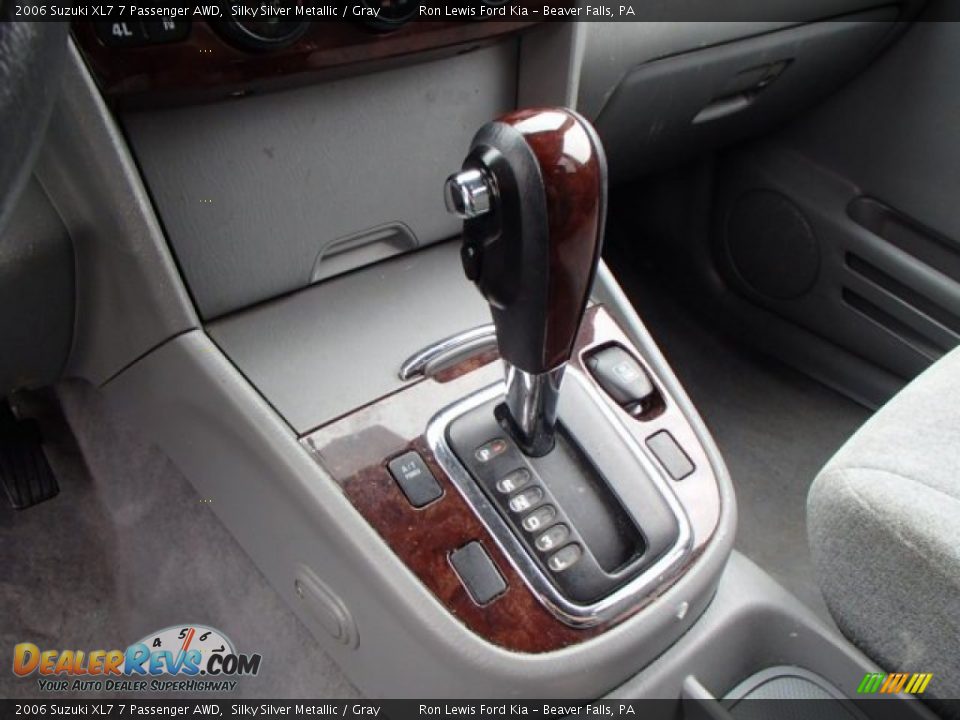 2006 Suzuki XL7 7 Passenger AWD Silky Silver Metallic / Gray Photo #17