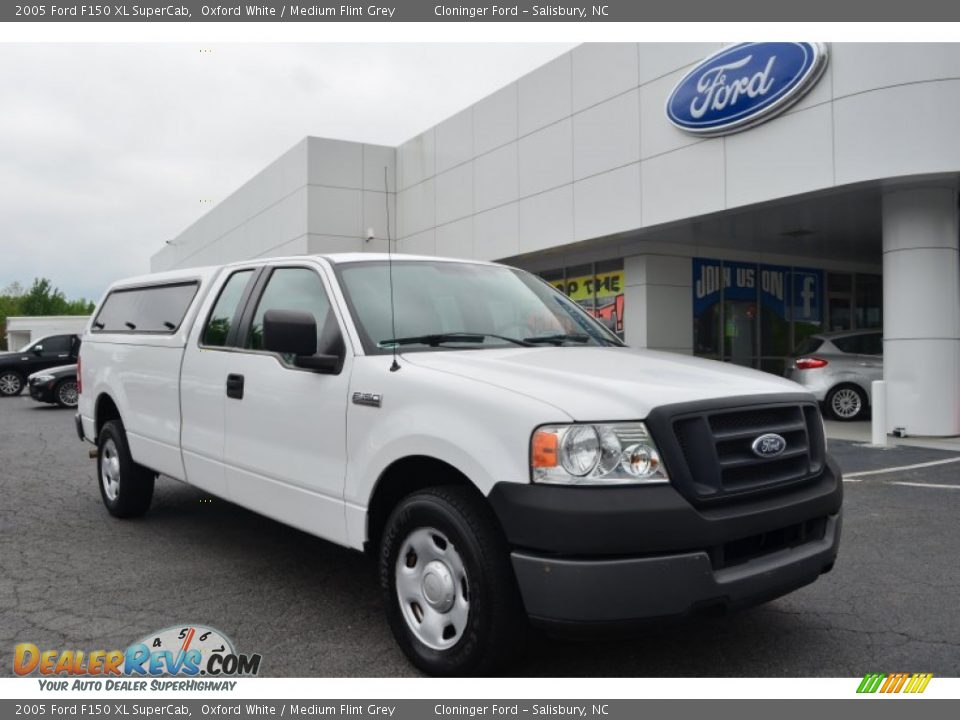 Front 3/4 View of 2005 Ford F150 XL SuperCab Photo #1