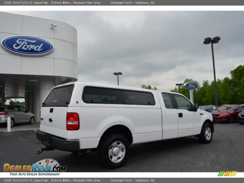 2005 Ford F150 XL SuperCab Oxford White / Medium Flint Grey Photo #3