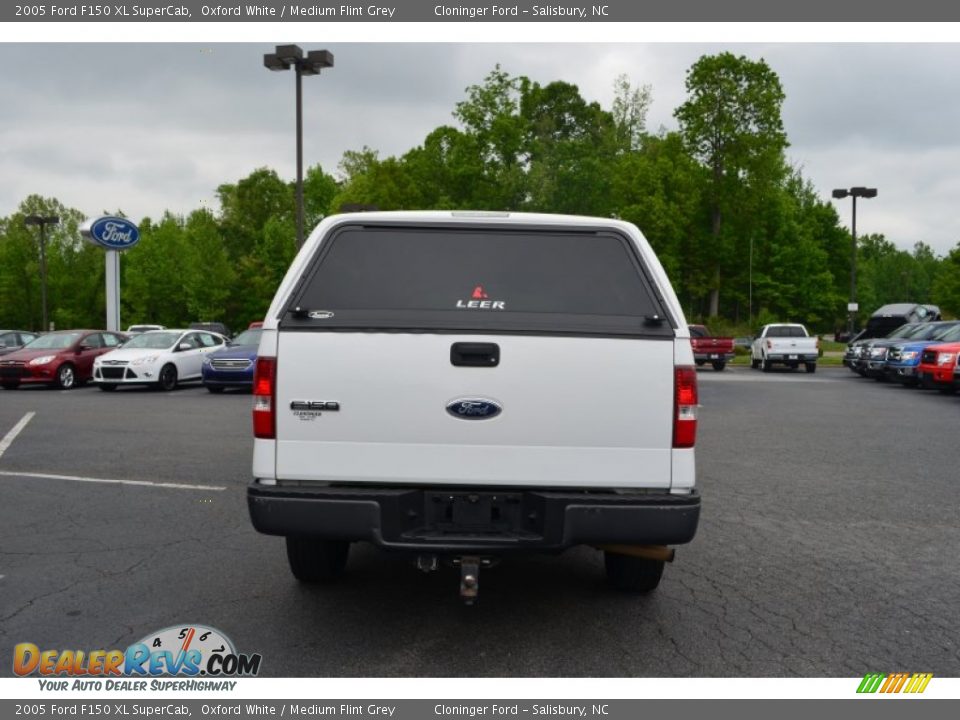 2005 Ford F150 XL SuperCab Oxford White / Medium Flint Grey Photo #4