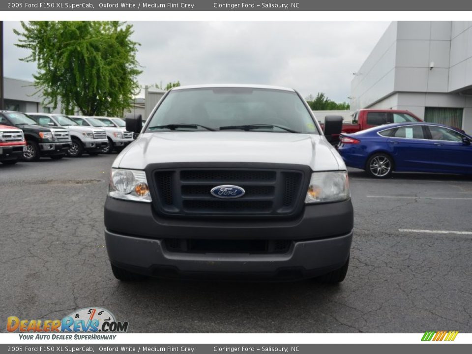 2005 Ford F150 XL SuperCab Oxford White / Medium Flint Grey Photo #7