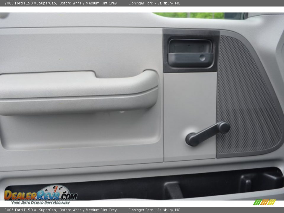 2005 Ford F150 XL SuperCab Oxford White / Medium Flint Grey Photo #8