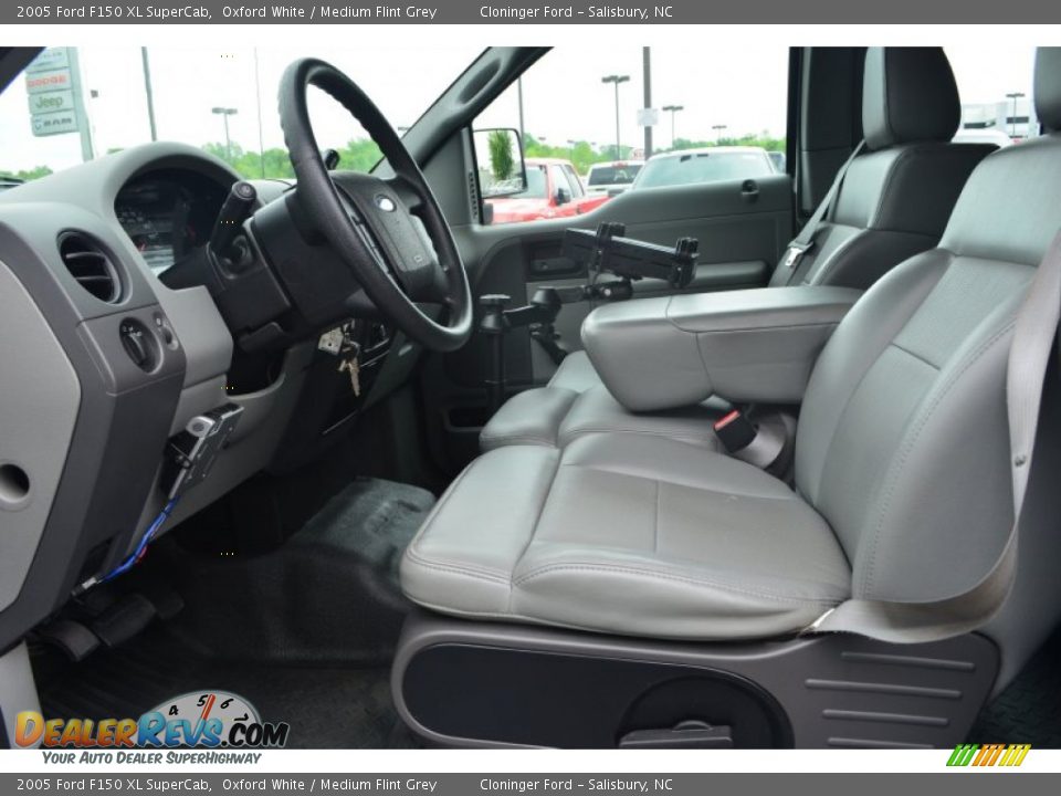 Medium Flint Grey Interior - 2005 Ford F150 XL SuperCab Photo #9