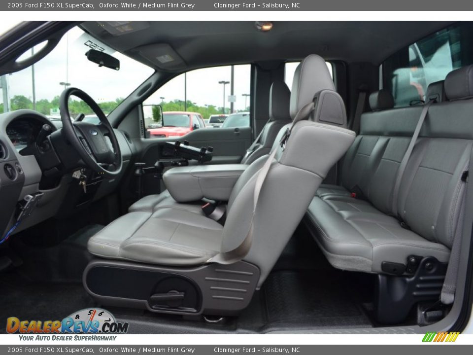 Front Seat of 2005 Ford F150 XL SuperCab Photo #10