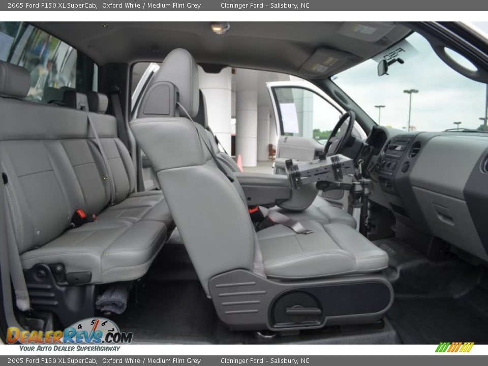 2005 Ford F150 XL SuperCab Oxford White / Medium Flint Grey Photo #11