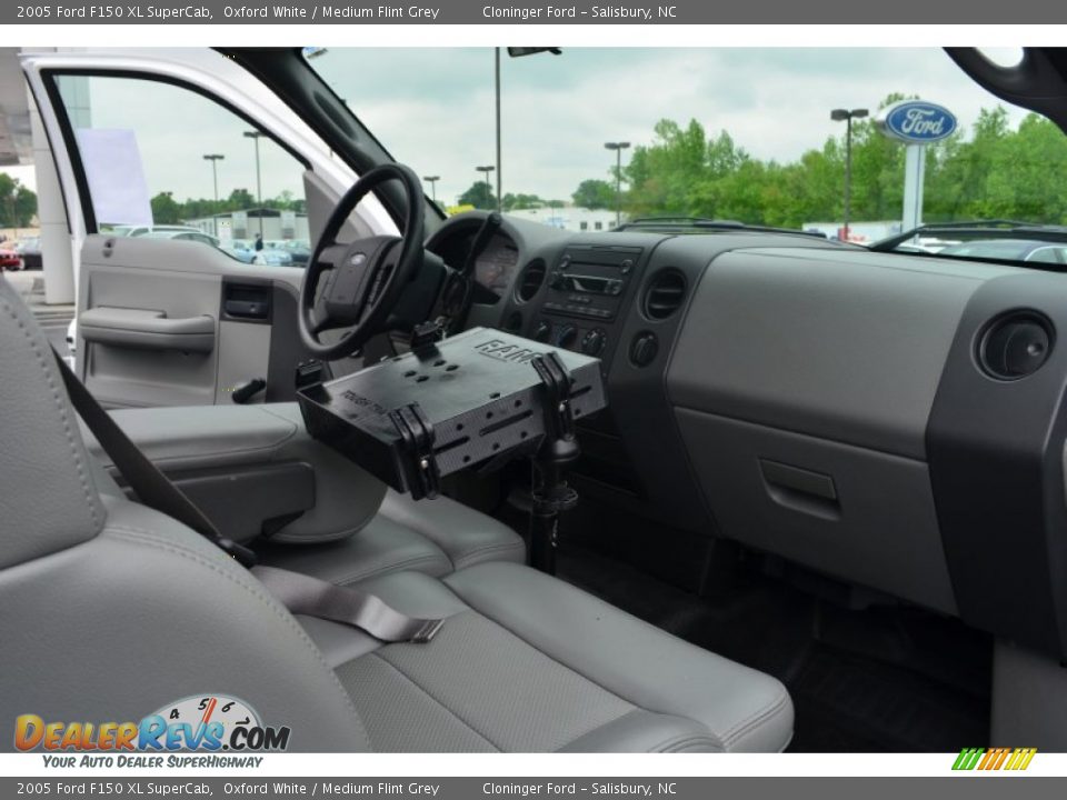 2005 Ford F150 XL SuperCab Oxford White / Medium Flint Grey Photo #12
