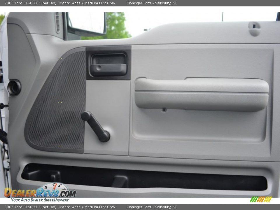 2005 Ford F150 XL SuperCab Oxford White / Medium Flint Grey Photo #13