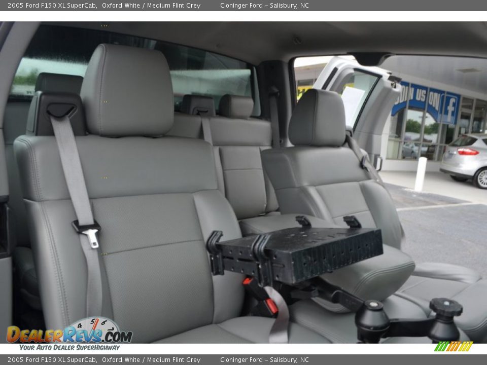 2005 Ford F150 XL SuperCab Oxford White / Medium Flint Grey Photo #14