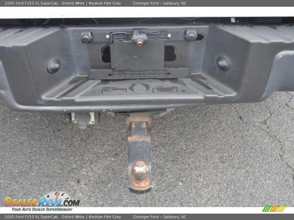 2005 Ford F150 XL SuperCab Oxford White / Medium Flint Grey Photo #18