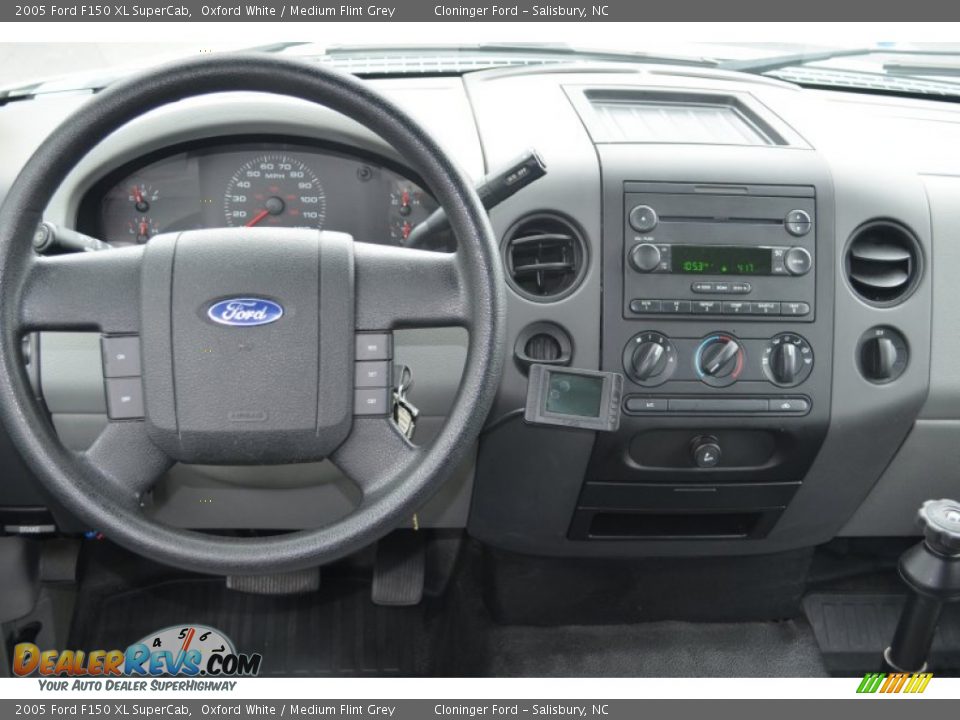 Dashboard of 2005 Ford F150 XL SuperCab Photo #19