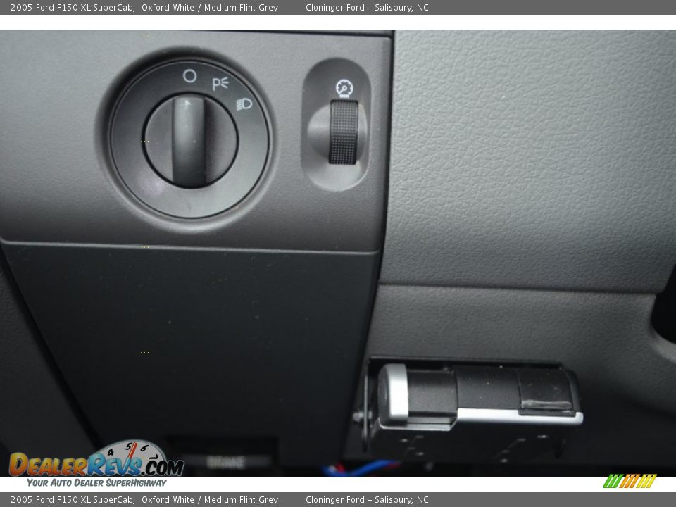 Controls of 2005 Ford F150 XL SuperCab Photo #21
