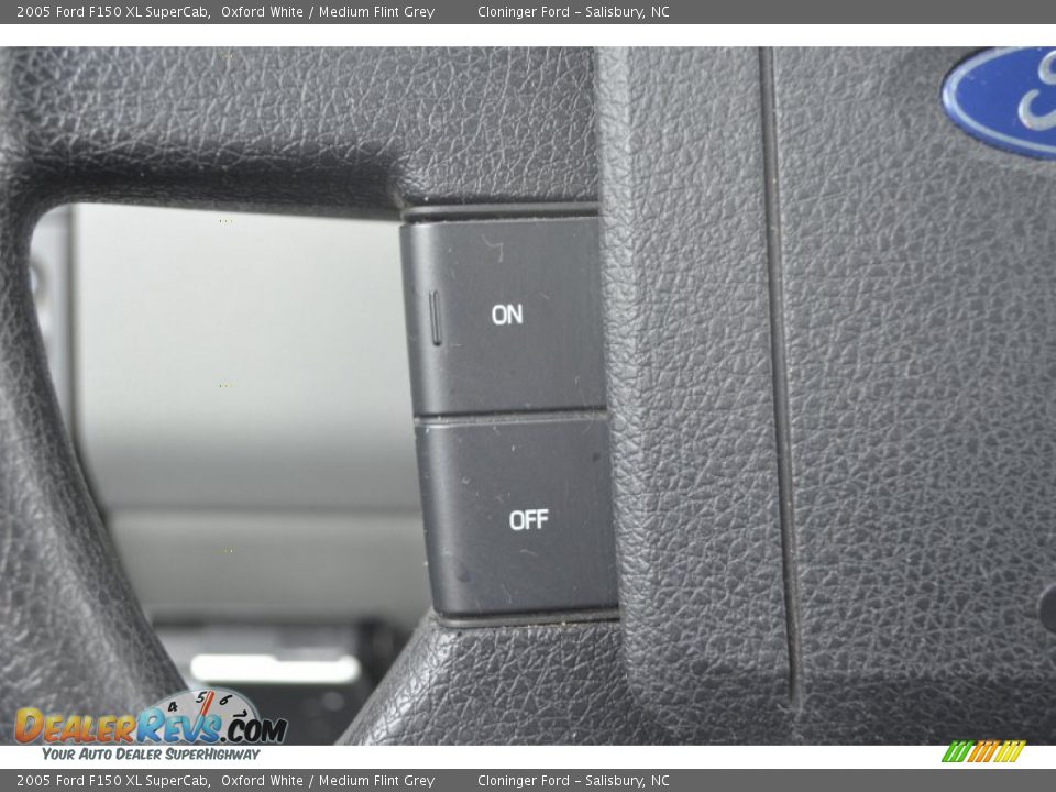 2005 Ford F150 XL SuperCab Oxford White / Medium Flint Grey Photo #22