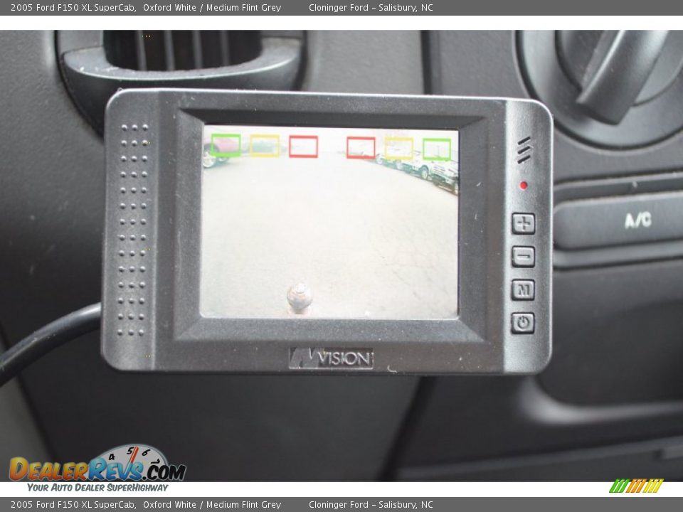 2005 Ford F150 XL SuperCab Oxford White / Medium Flint Grey Photo #25