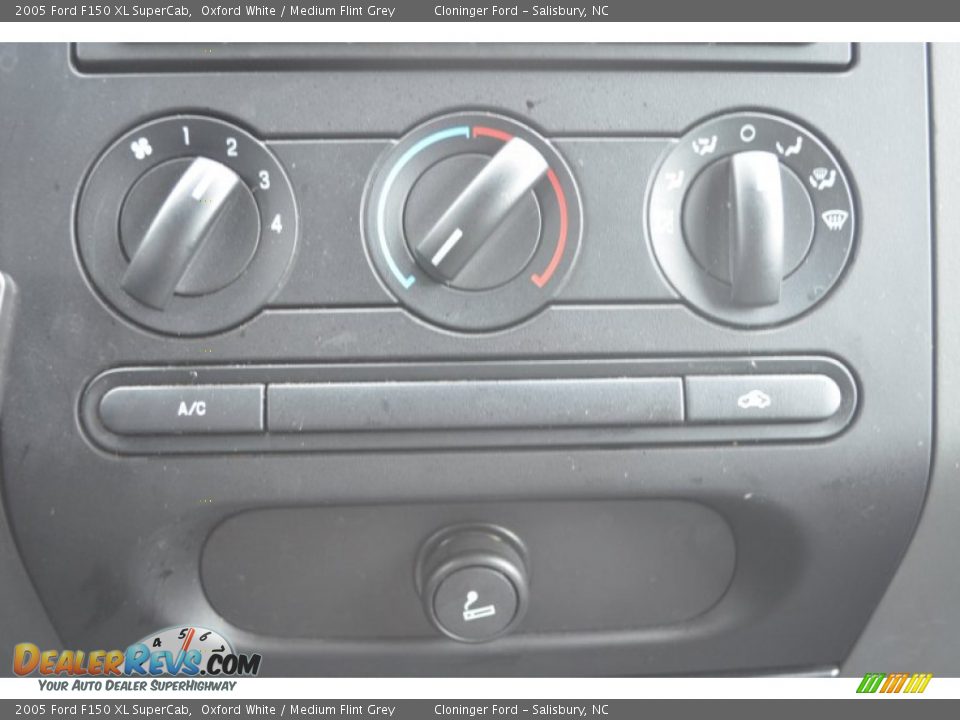 2005 Ford F150 XL SuperCab Oxford White / Medium Flint Grey Photo #27