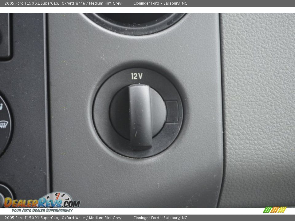 2005 Ford F150 XL SuperCab Oxford White / Medium Flint Grey Photo #28