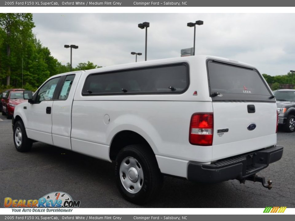 2005 Ford F150 XL SuperCab Oxford White / Medium Flint Grey Photo #30