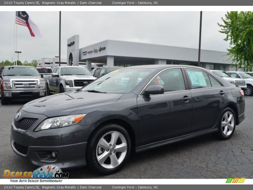 Front 3/4 View of 2010 Toyota Camry SE Photo #6