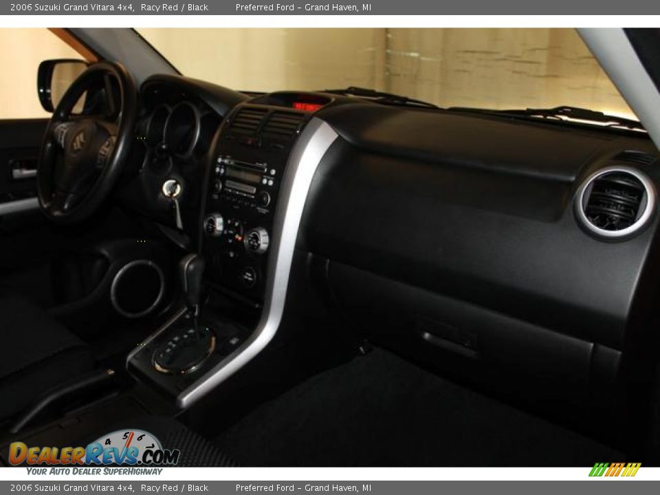 Dashboard of 2006 Suzuki Grand Vitara 4x4 Photo #28