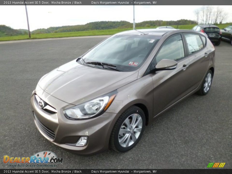 2013 Hyundai Accent SE 5 Door Mocha Bronze / Black Photo #3