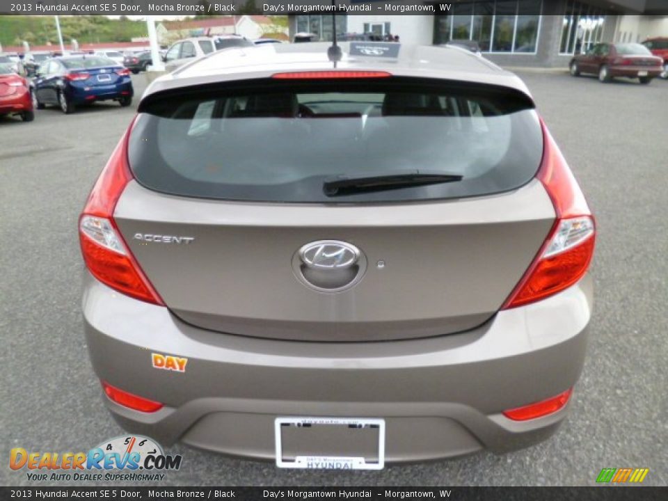 2013 Hyundai Accent SE 5 Door Mocha Bronze / Black Photo #6