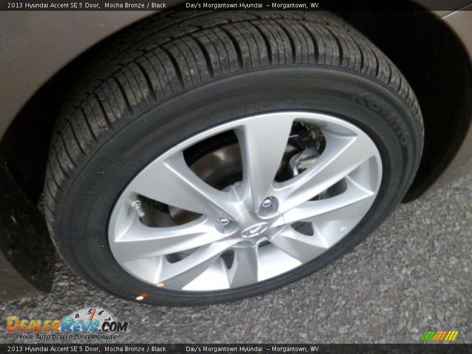 2013 Hyundai Accent SE 5 Door Mocha Bronze / Black Photo #9