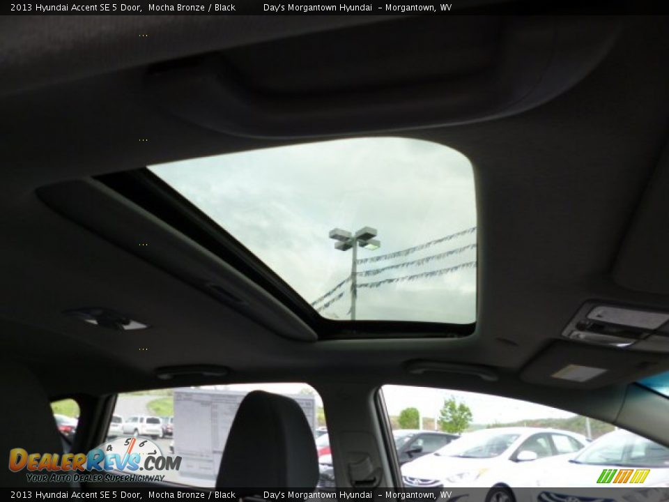 2013 Hyundai Accent SE 5 Door Mocha Bronze / Black Photo #11