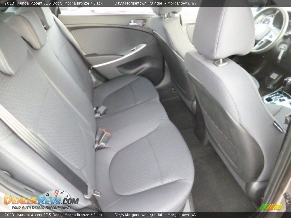 2013 Hyundai Accent SE 5 Door Mocha Bronze / Black Photo #12