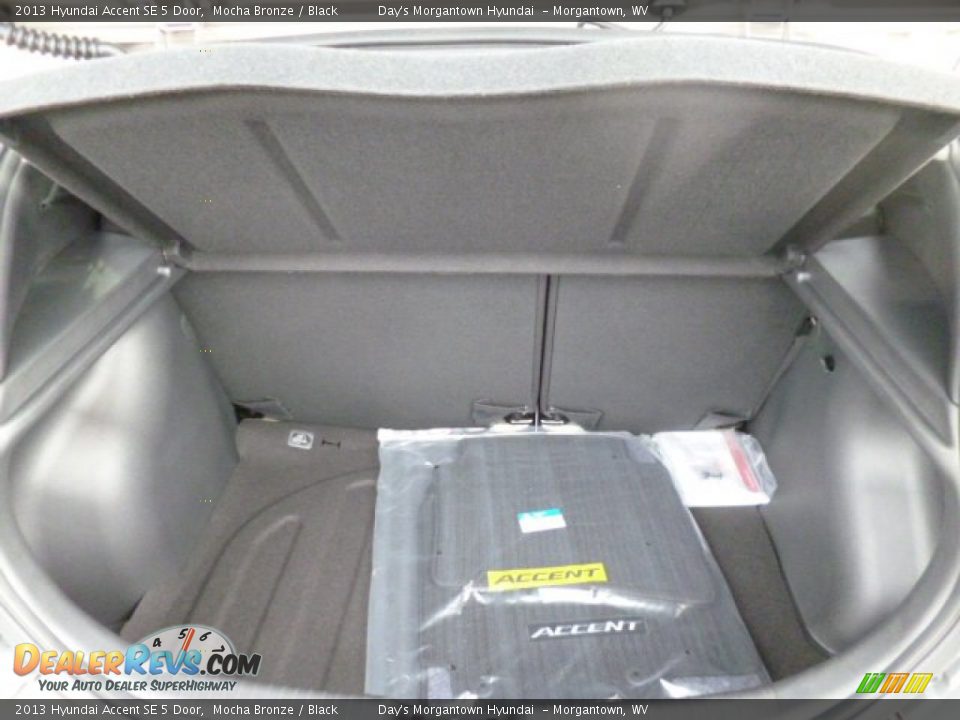 2013 Hyundai Accent SE 5 Door Mocha Bronze / Black Photo #13
