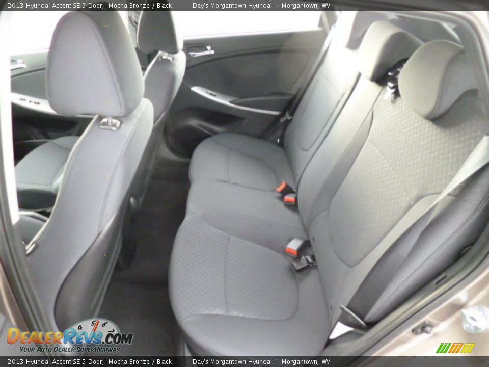 2013 Hyundai Accent SE 5 Door Mocha Bronze / Black Photo #14