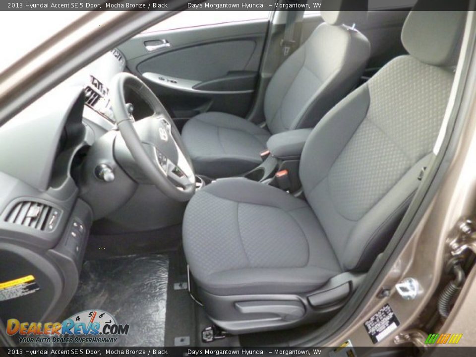 2013 Hyundai Accent SE 5 Door Mocha Bronze / Black Photo #16