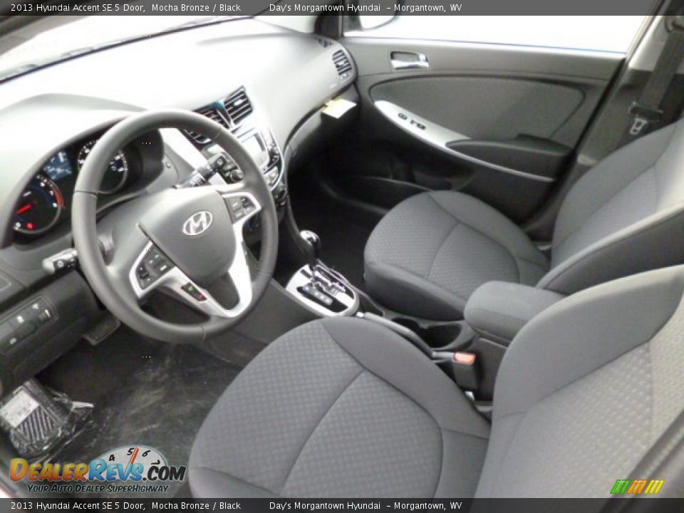 2013 Hyundai Accent SE 5 Door Mocha Bronze / Black Photo #17
