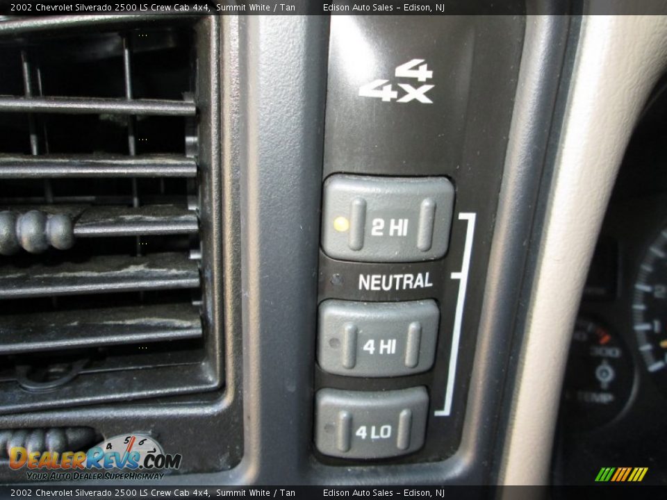 Controls of 2002 Chevrolet Silverado 2500 LS Crew Cab 4x4 Photo #23