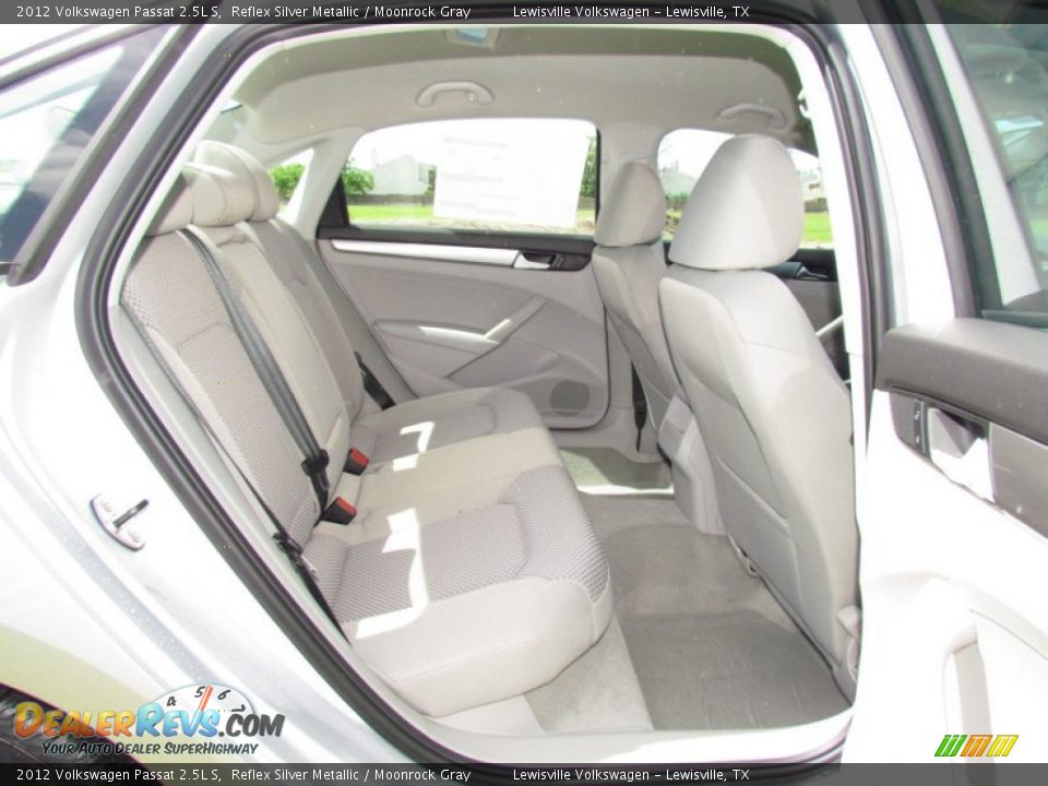 2012 Volkswagen Passat 2.5L S Reflex Silver Metallic / Moonrock Gray Photo #4