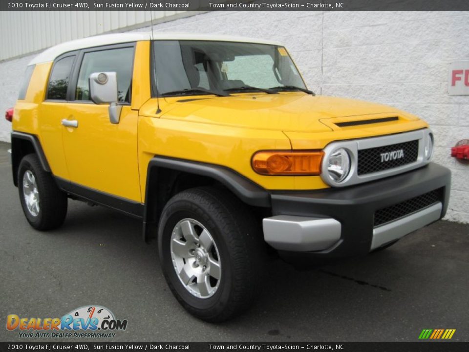 Front 3/4 View of 2010 Toyota FJ Cruiser 4WD Photo #2