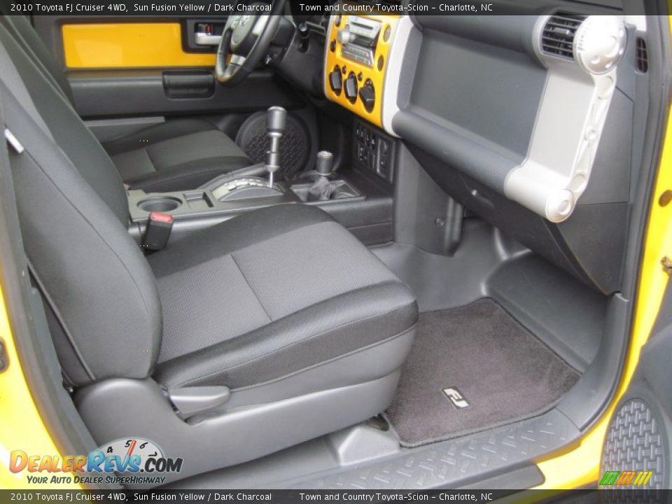 Front Seat of 2010 Toyota FJ Cruiser 4WD Photo #13