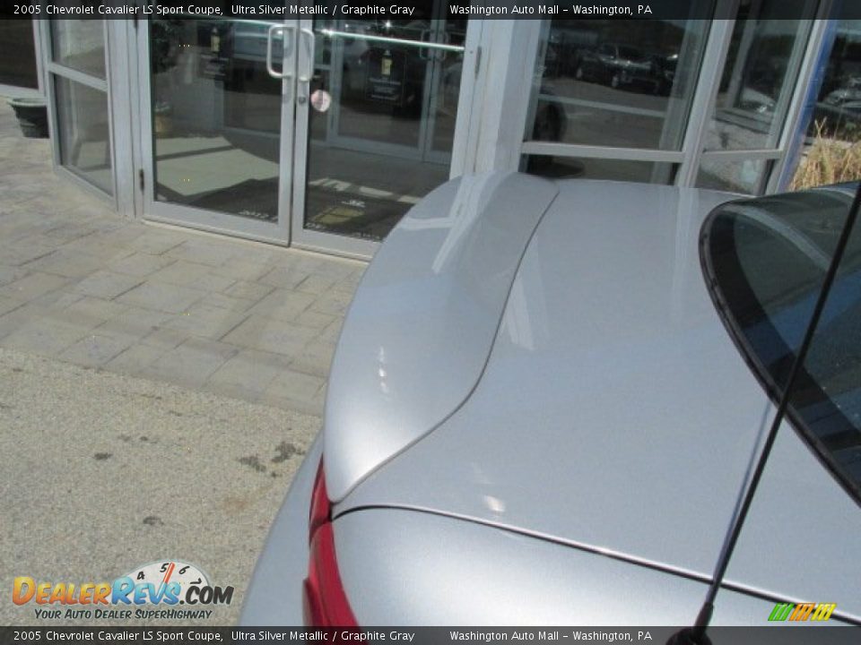 2005 Chevrolet Cavalier LS Sport Coupe Ultra Silver Metallic / Graphite Gray Photo #10