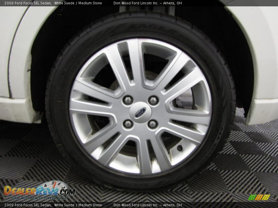 2009 Ford Focus SEL Sedan White Suede / Medium Stone Photo #26
