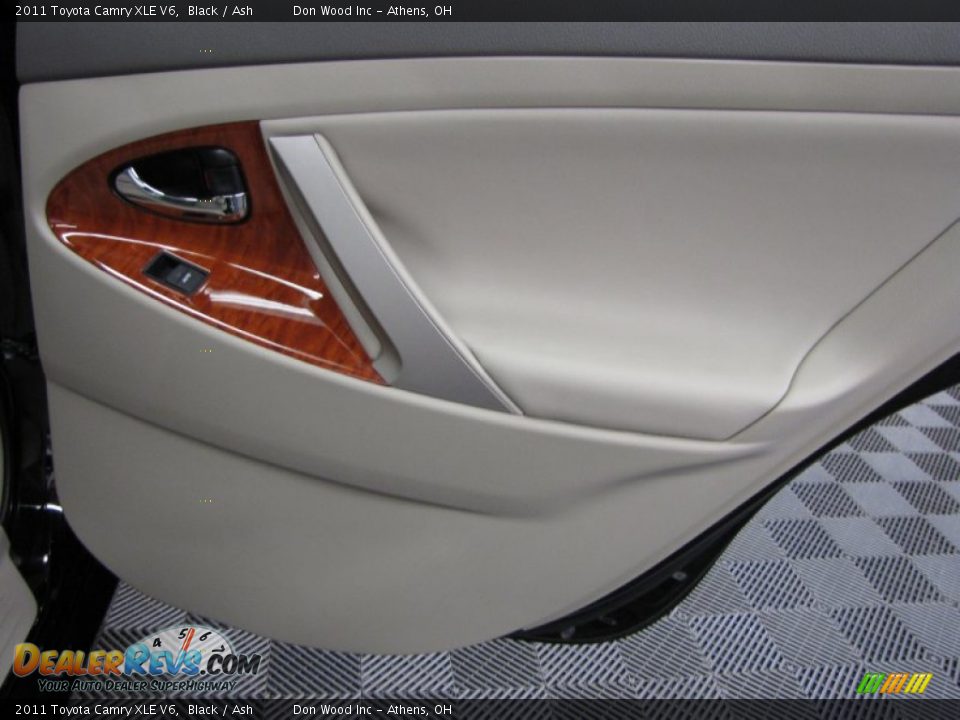 2011 Toyota Camry XLE V6 Black / Ash Photo #14