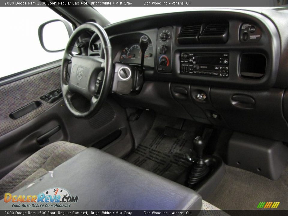 Dashboard of 2000 Dodge Ram 1500 Sport Regular Cab 4x4 Photo #16