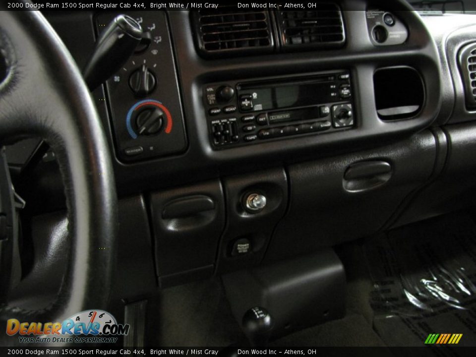 2000 Dodge Ram 1500 Sport Regular Cab 4x4 Bright White / Mist Gray Photo #17