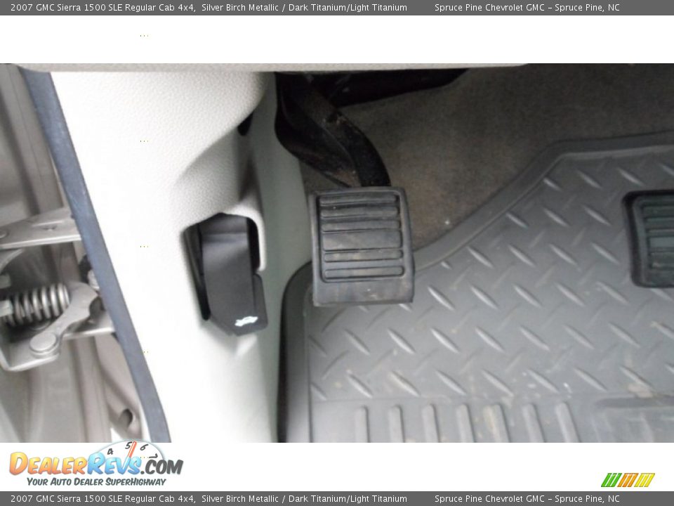 2007 GMC Sierra 1500 SLE Regular Cab 4x4 Silver Birch Metallic / Dark Titanium/Light Titanium Photo #25